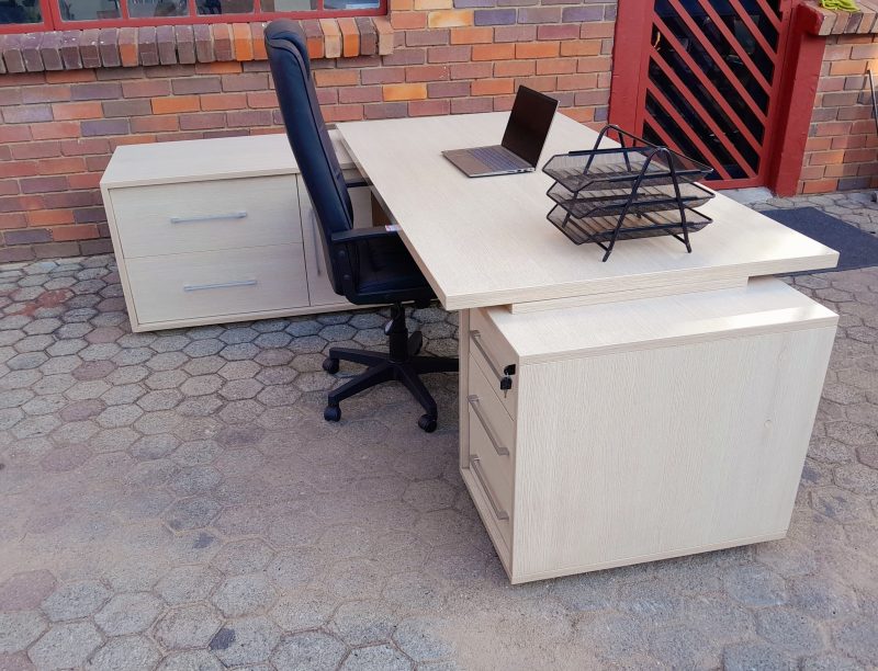 Executive Desk 2400mm x 1800mm - Image 4
