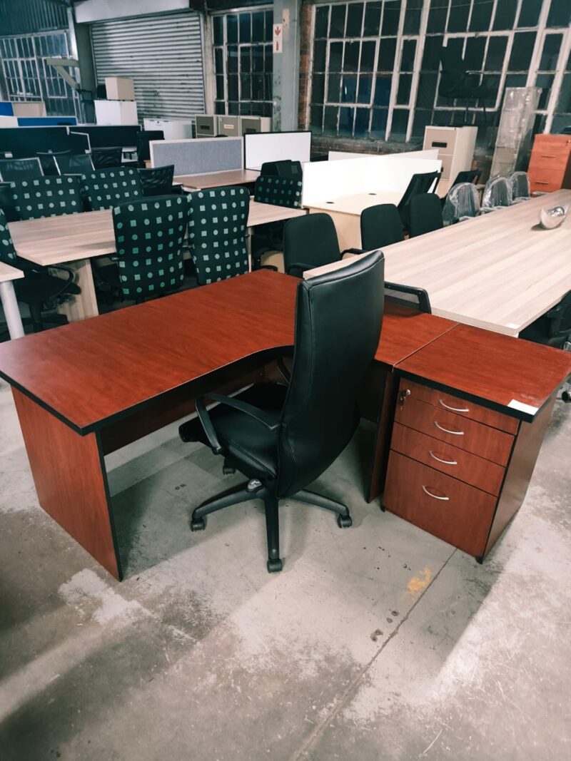 Mahogany L Shape Desk 1600mm x 1700mm - Image 5