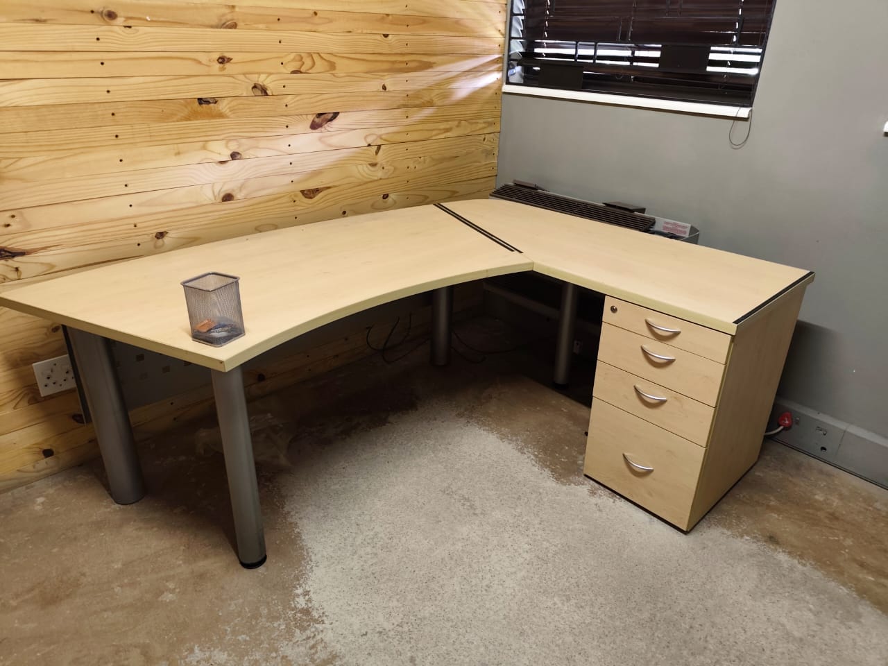 Advance Maple Desk 2000mm x 1500mm - Image 2