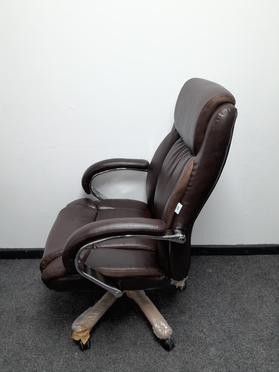 Big and Tall (227kg) Heavy-Duty Chair in Black and Brown Bonded Leather - Image 4