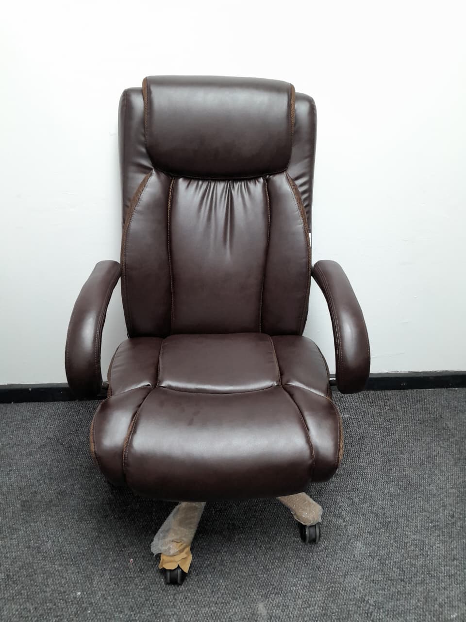 Big and Tall (227kg) Heavy-Duty Chair in Black and Brown Bonded Leather - Image 5