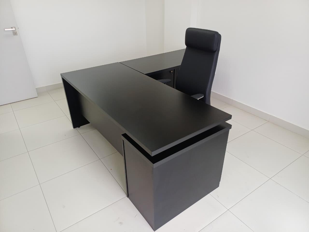 Black L Shape Desk 1800mm x 1800mm - Image 3