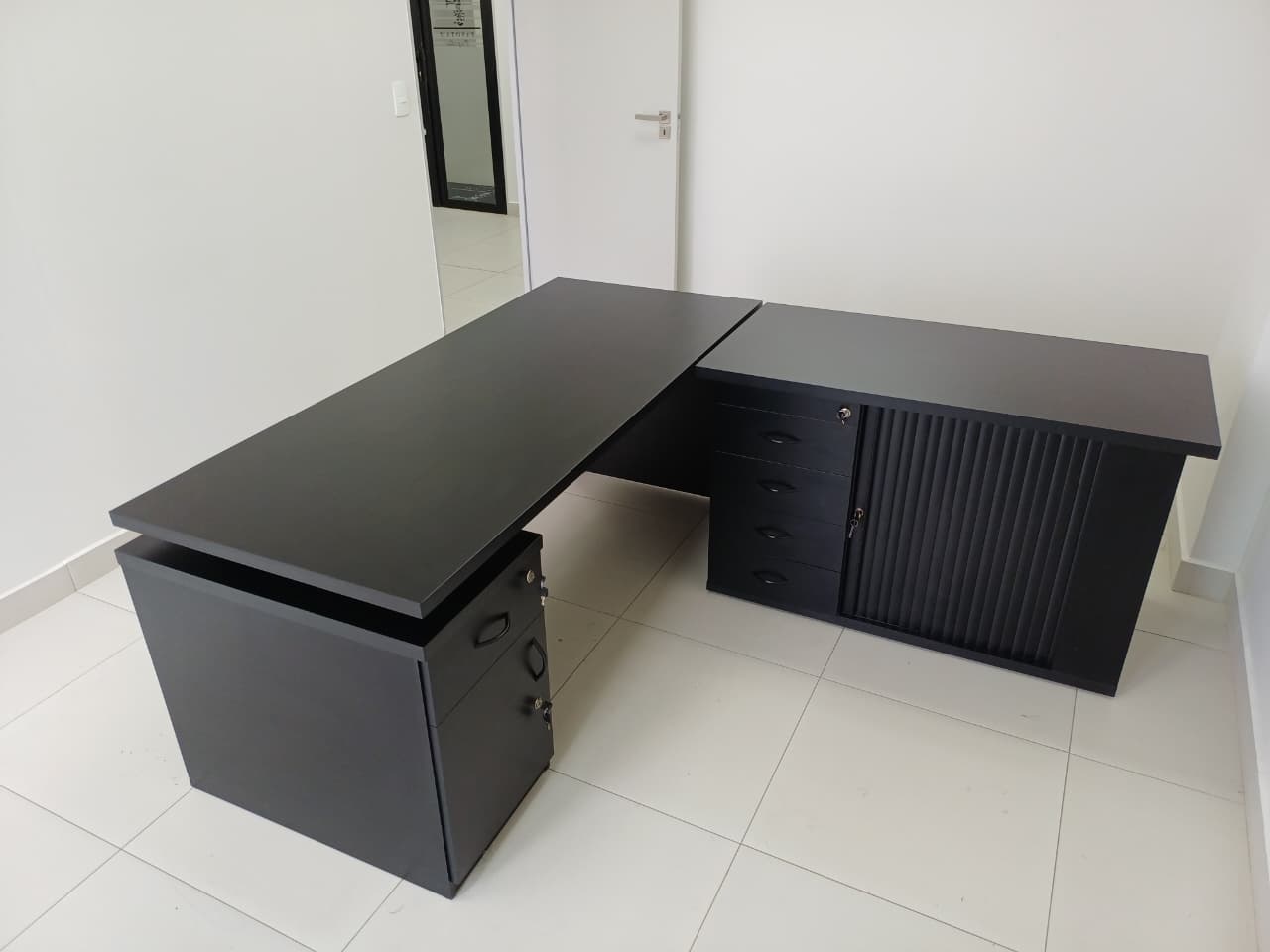 Black L Shape Desk 1800mm x 1800mm - Image 2