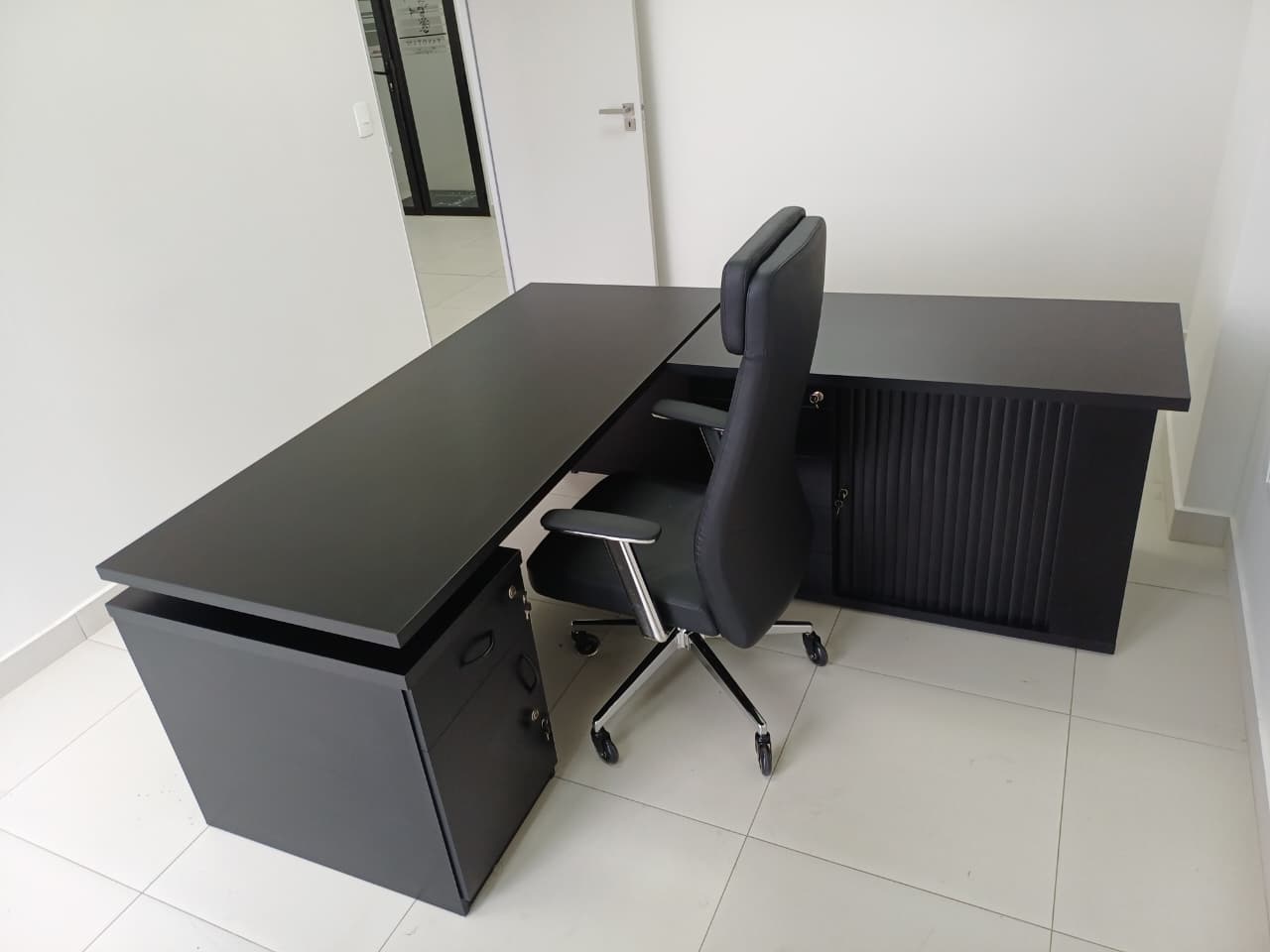 Black L Shape Desk 1800mm x 1800mm - Image 4