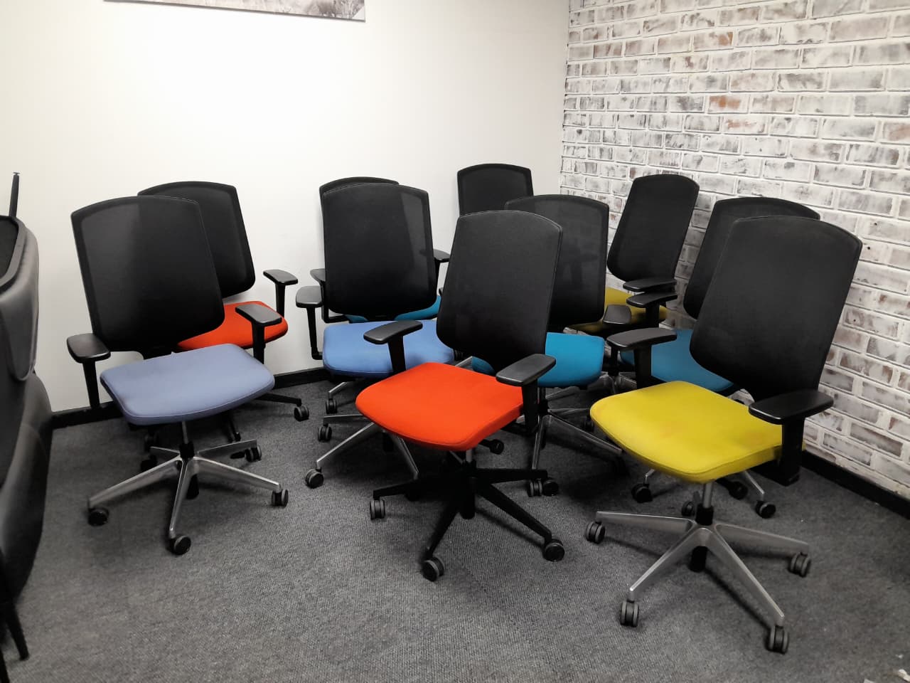 Ergonomic mesh back chairs - Image 2