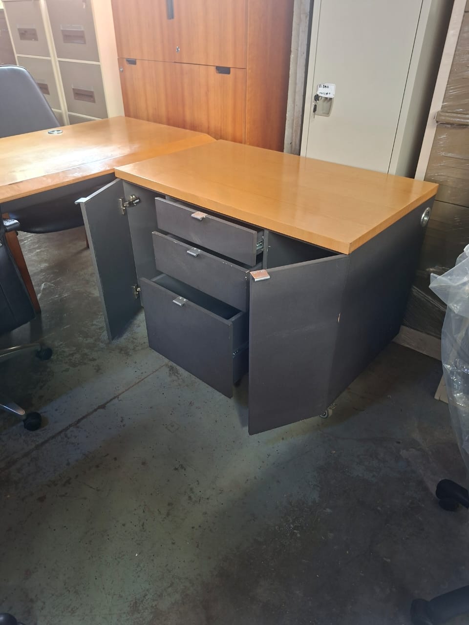 Oak Veneer Desk With Credenza 1800mm x 1800mm - Image 5