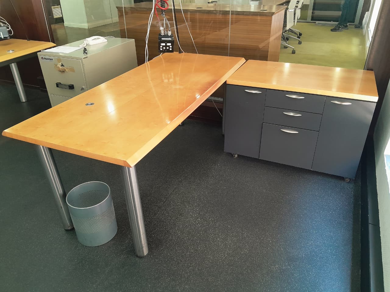 Oak Veneer Desk With Credenza 1800mm x 1800mm - Image 4