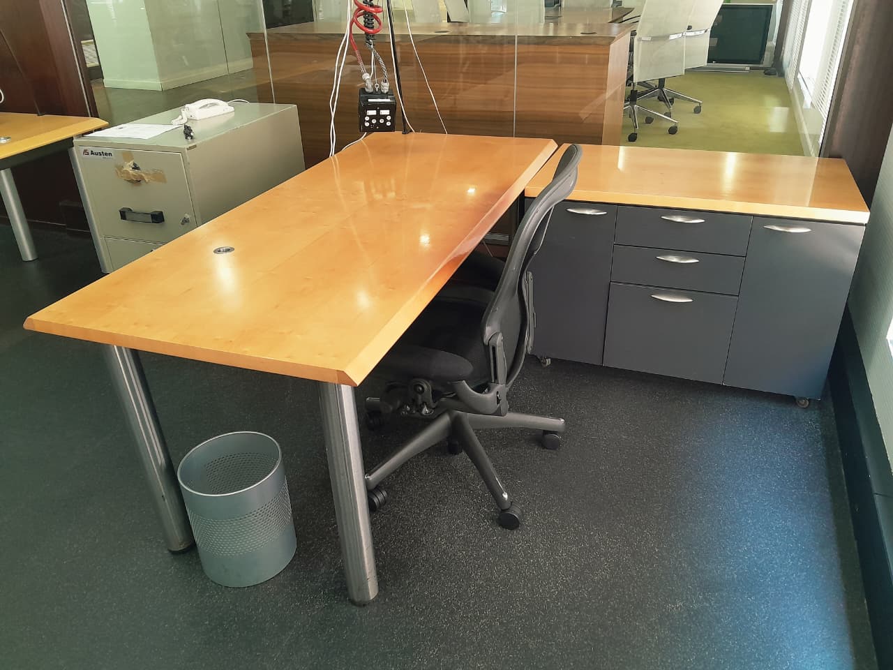 Oak Veneer Desk With Credenza 1800mm x 1800mm
