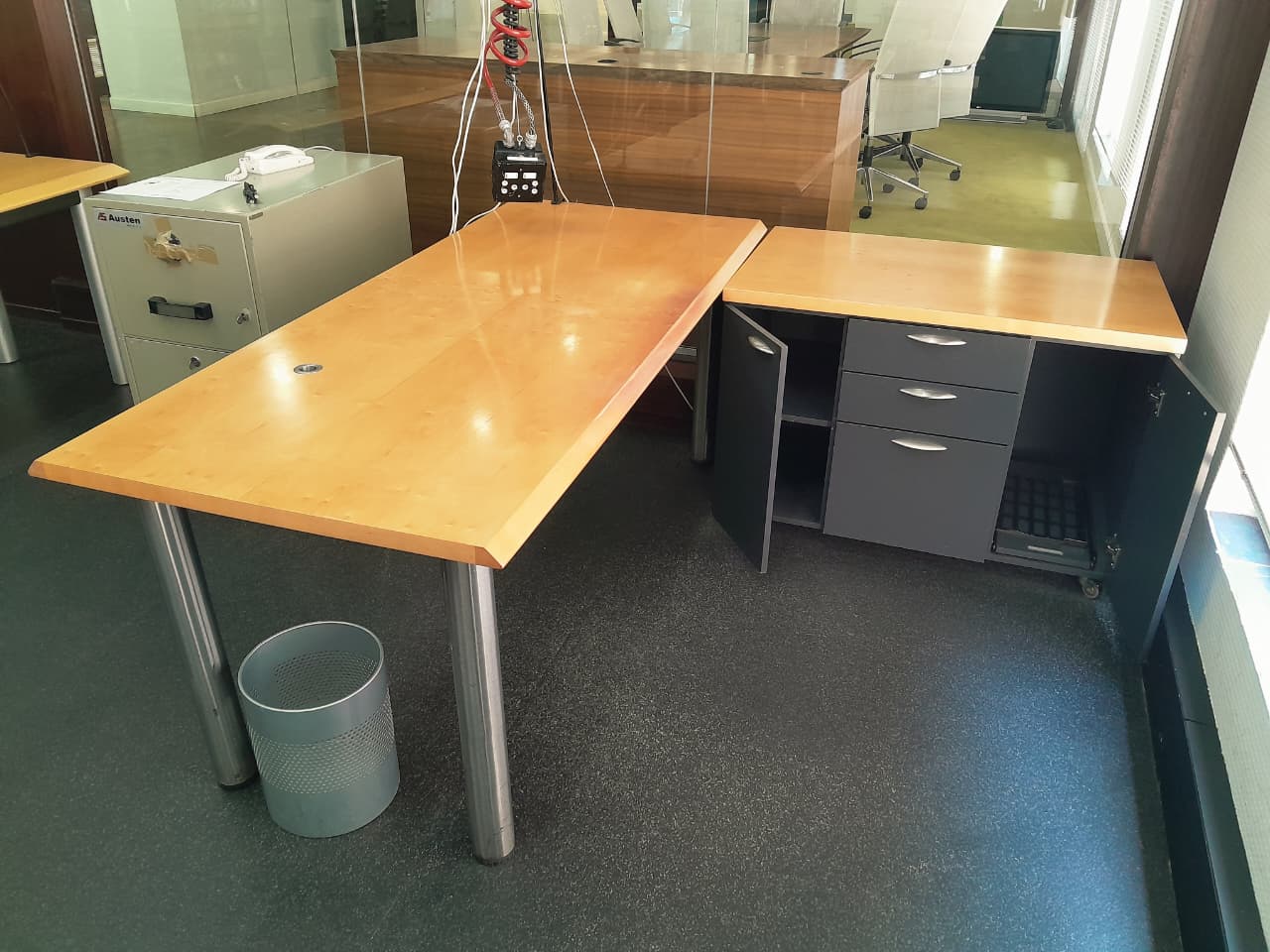 Oak Veneer Desk With Credenza 1800mm x 1800mm - Image 3