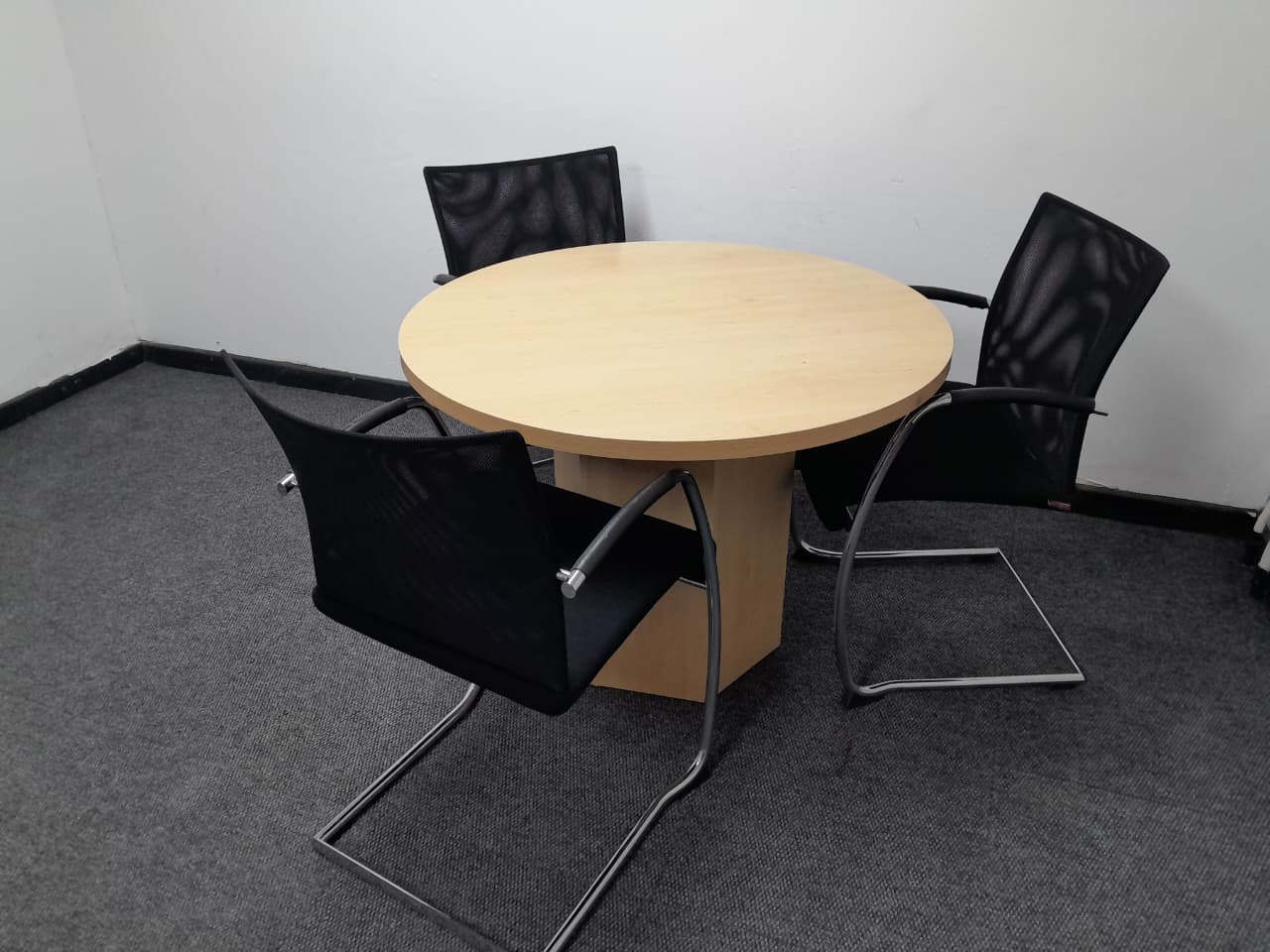 Maple round table 1200mm