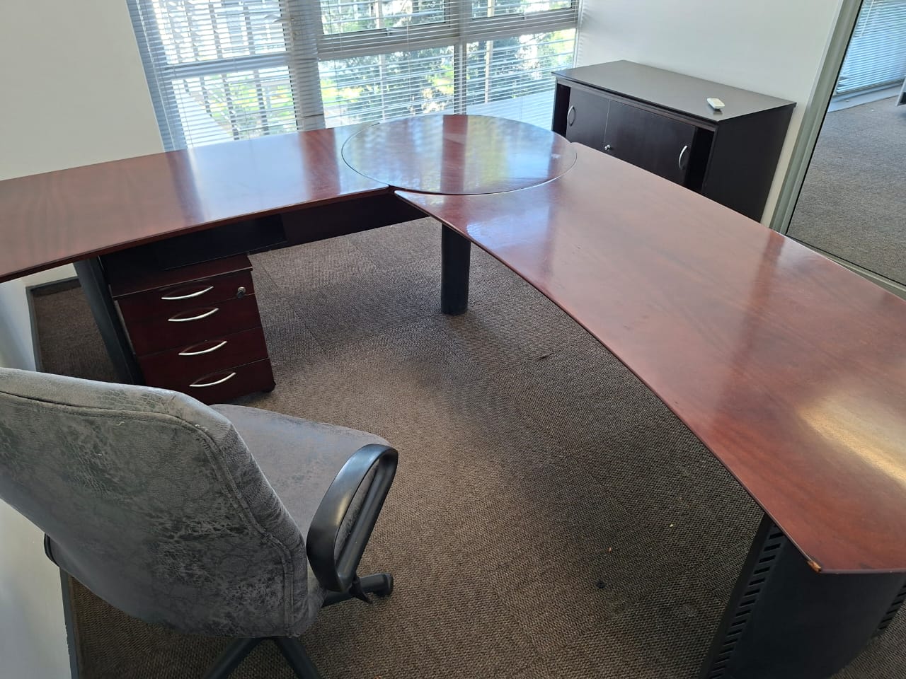 Mahogany Veneer L shape desk - Image 2