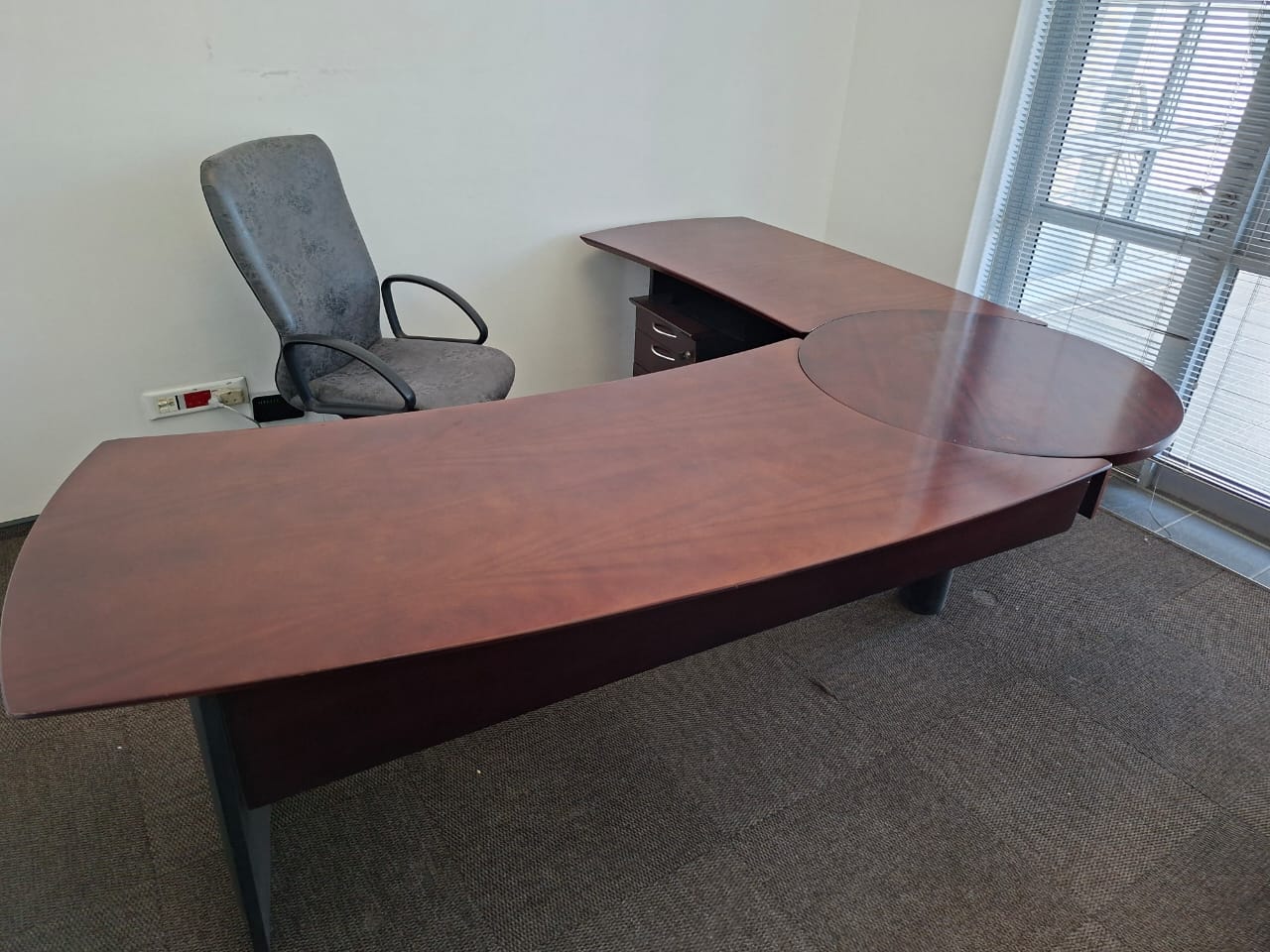 Mahogany Veneer L shape desk - Image 3