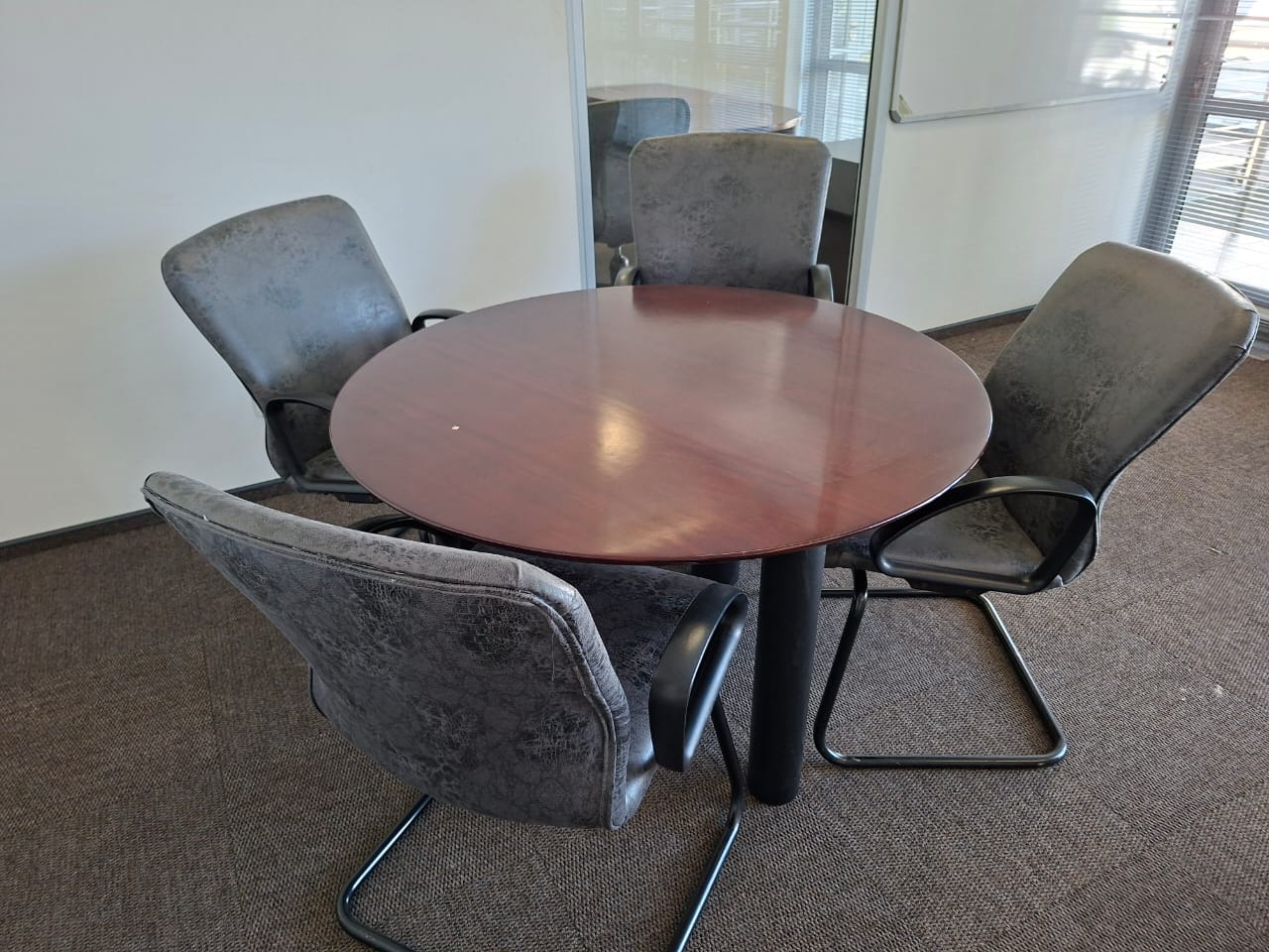 Mahogany Veneer Round Table 1200mm - Image 2